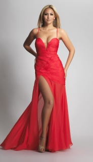 красное вечернее платье с глубоким разрезом
